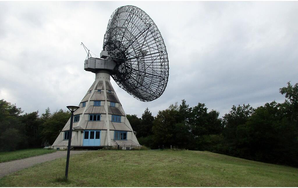 Das Radioteleskop Astropeiler auf der Anhöhe Stockert bei Bad Münstereifel-Eschweiler (2020), Ansicht aus östlicher Richtung.
