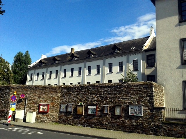 Ein Teil der Bruchsteinmauer und Teile des ehemaligen Klosters der Salesianerinnen in Moselweiß in Koblenz (2014)