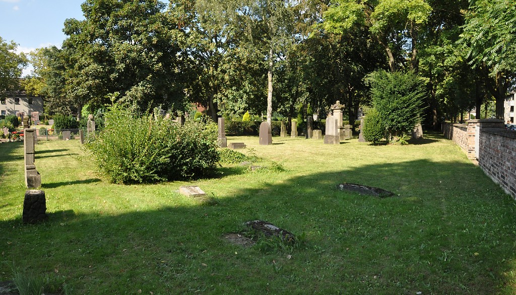 Gesamtansicht des jüdischen Friedhofs in der Friedhofstraße in Beeck-Stockum (2016).
