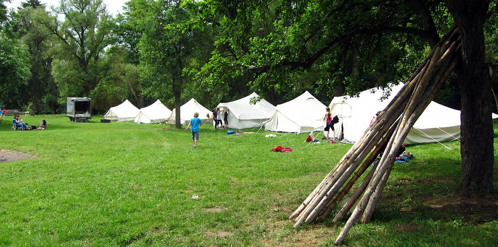 Ein Pfadfinder-Zeltlager auf dem Gelände der Ruitscher Mühle an der Nette bei Polch (2012).