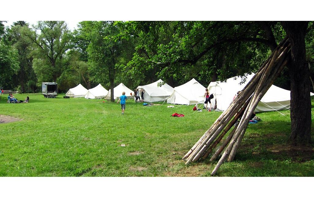 Ein Pfadfinder-Zeltlager auf dem Gelände der Ruitscher Mühle an der Nette bei Polch (2012).