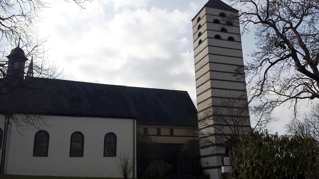 Der Glockenturm der katholischen Pfarrkirche St. Veit in Mayen mit der Verbindung zur Kapelle, Ansicht von der Koblenzer Straße aus (2015).