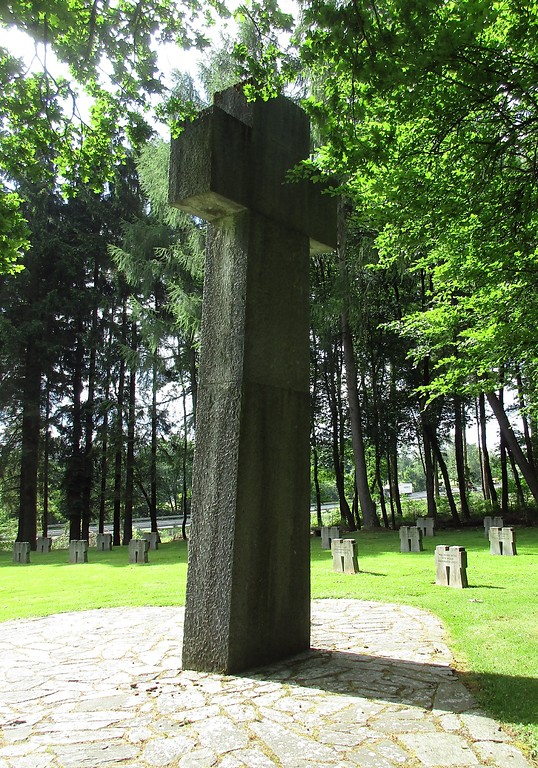 Rückansicht des Gedenkkreuzes auf dem Soldatenfriedhof in Hürtgenwald-Hürtgen im Kreis Düren (2017)