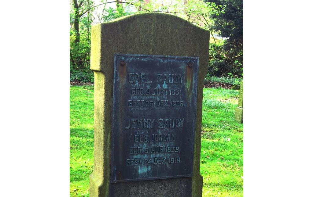 Tafel eines Grabsteins auf dem Jüdischen Friedhof in Wesel mit einer Beschriftung in typischer Jugendstil-Schrift (2014)