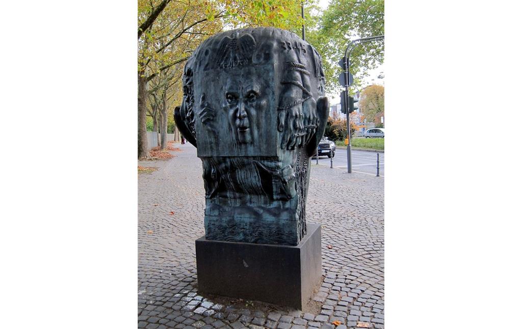Die Rückansicht des Adenauerkopfs, des Porträtkopfs des ersten Bundeskanzlers, Konrad Adenauer, geschaffen 1981/82 von Hubertus von Pilgrim, am Bundeskanzlerplatz vor dem ehemaligen Bundeskanzleramt in Bonn (2014)