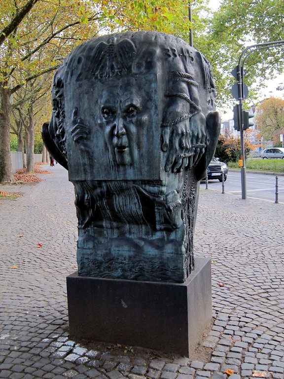 Die Rückansicht des Adenauerkopfs, des Porträtkopfs des ersten Bundeskanzlers, Konrad Adenauer, geschaffen 1981/82 von Hubertus von Pilgrim, am Bundeskanzlerplatz vor dem ehemaligen Bundeskanzleramt in Bonn (2014)