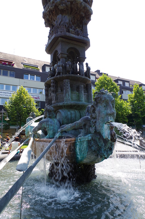 Detailansicht des Brunnens mit der Historiensäule auf dem Görresplatz in der Koblenzer Altstadt (2014)
