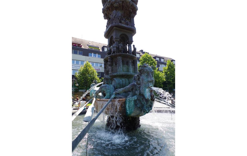 Detailansicht des Brunnens mit der Historiensäule auf dem Görresplatz in der Koblenzer Altstadt (2014)