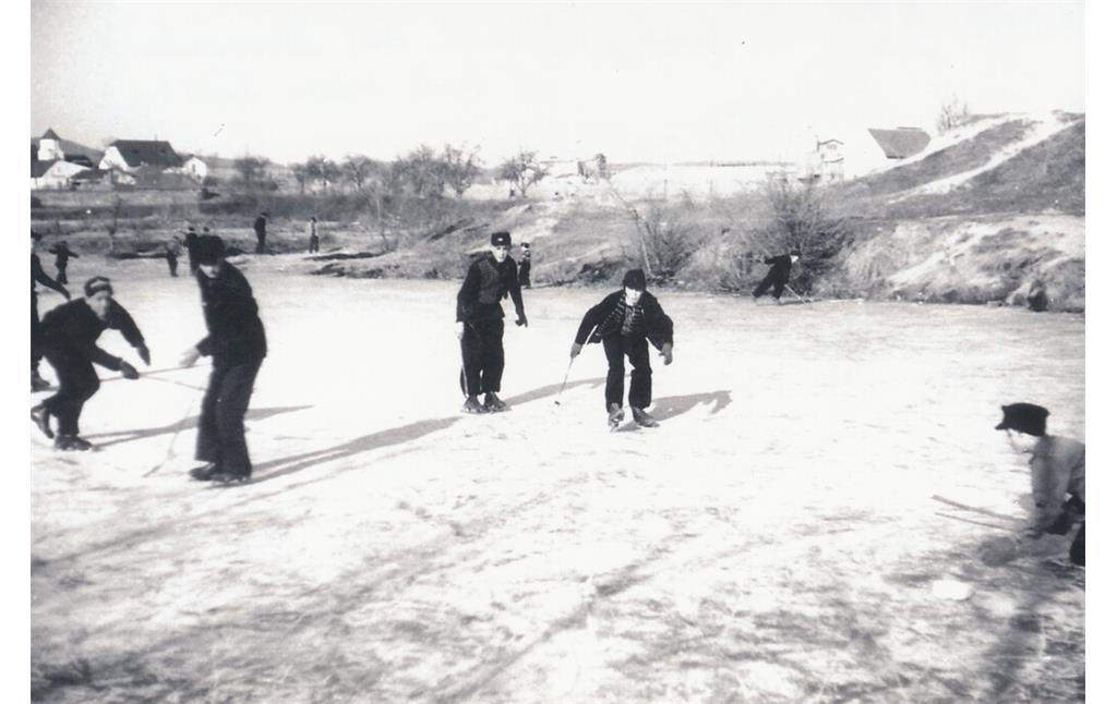 Der zugefrorene See am Ort des ehemaligen Grubenfeldes Krebsekaul in Plaidt (1953)