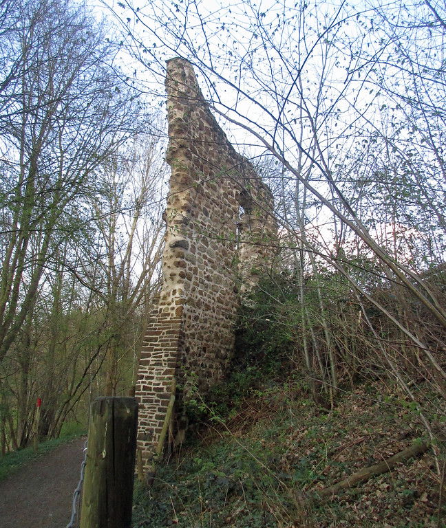 Ruine des früheren Ulrather Hofs bei Siegburg, rückwärtige Ansicht der verbliebenen Mauer (2017).