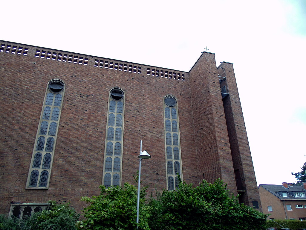 Ansicht von Osten aus auf das Haupthaus der Kirche des Sankt Elisabeth-Krankenhauses Hohenlind in Köln-Lindenthal (2020).