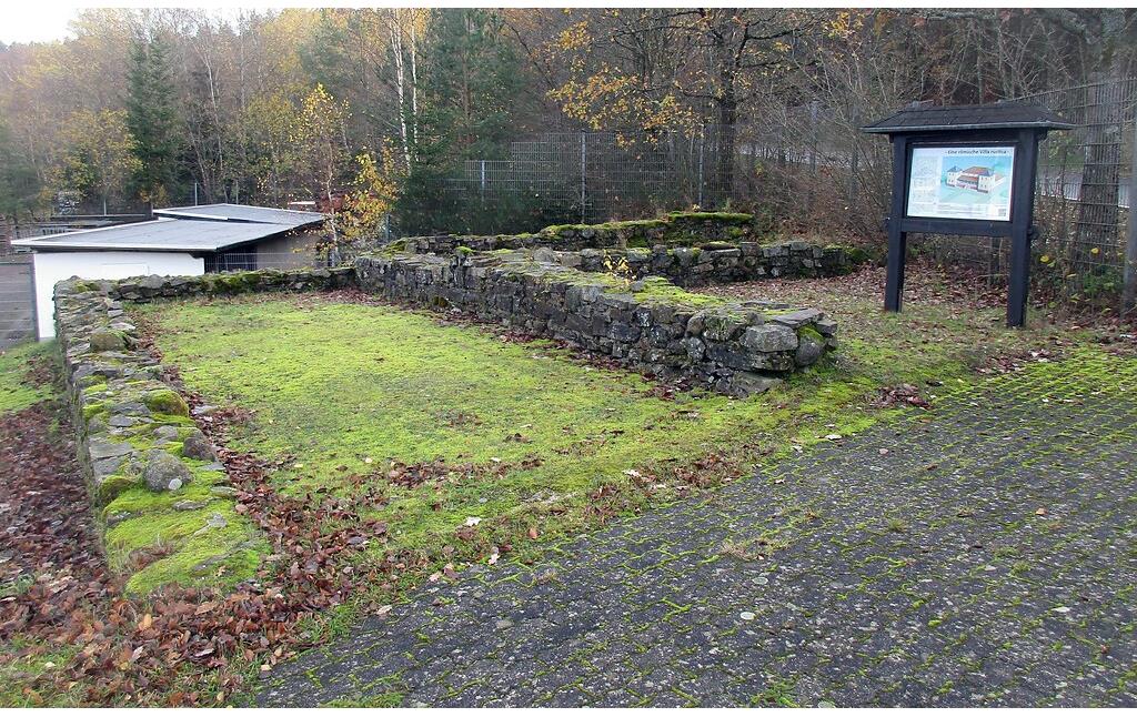 Die überkommenen Mauerreste der römerzeitlichen villa rustica im Bereich der Einfahrt zum Campingplatz an der früheren Nürburgring-Südschleife (2020).