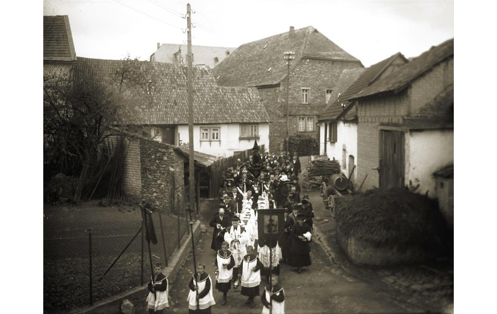 Prozession auf der heutigen Schulstraße in Dörrebach (um 1925)