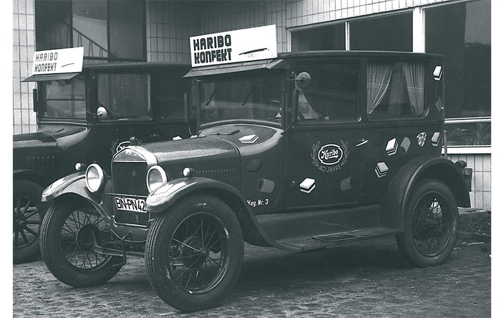 Werbung für "40 Jahre Haribo" und das Produkt "Konfekt" und auf einem Fahrzeug der Bonner Traditionsfirma Haribo (um 1960)