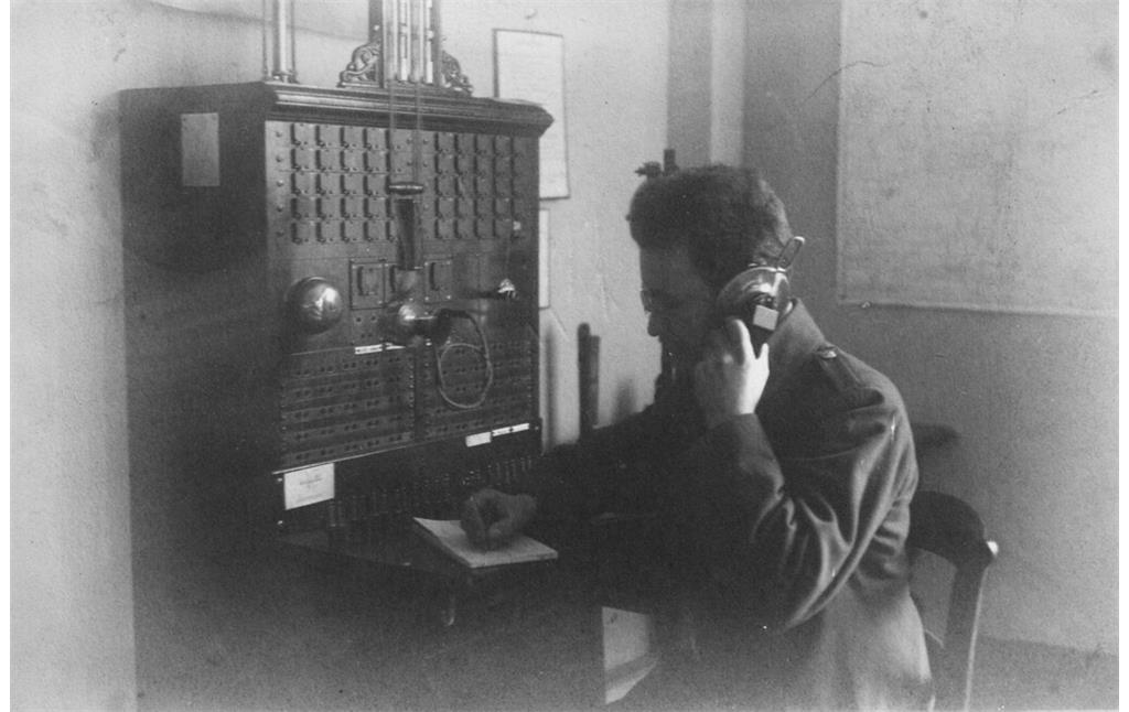 Postassistent Künzel in der Telefonvermittlung des Kaiserlichen Postamts in Kaub (1912)