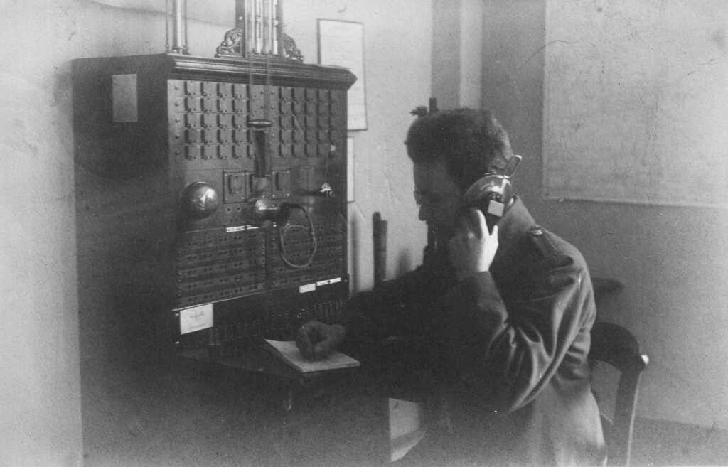 Postassistent Künzel in der Telefonvermittlung des Kaiserlichen Postamts in Kaub (1912)