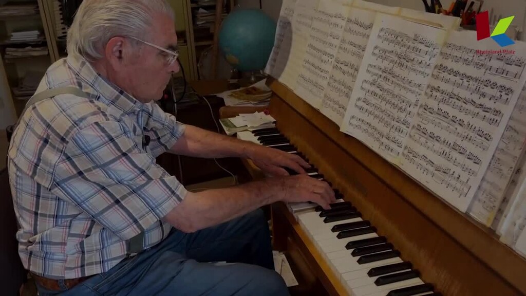 Der ehemalige Wandermusikant und Instrumentenbauer Horst Molter aus Mackenbach spielt ein altes Klavierstück der Wandermusikanten (2022)
