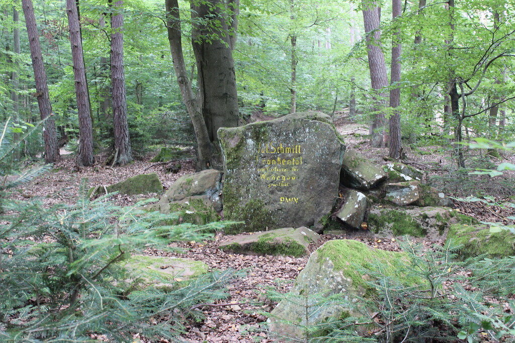 Ritterstein Nr. 284 "Jul. Schmitt. Frankental dem Verfasser des Wonegau gewidmet" südöstlich von Höningen (2021)