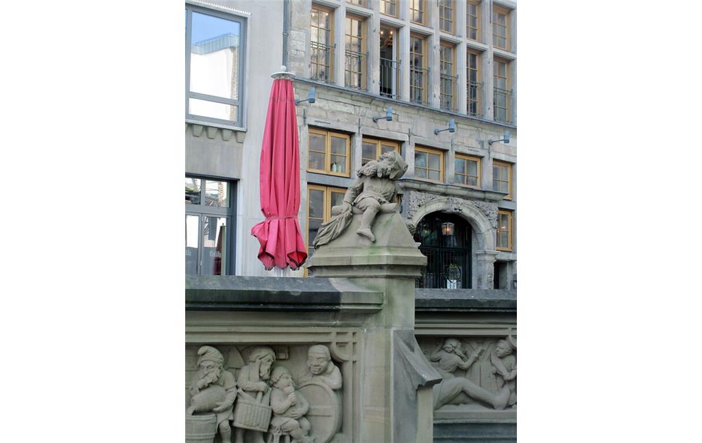 Heinzelmännchenbrunnen Köln (2020): Heinzelmännchen oben, rechts außen.