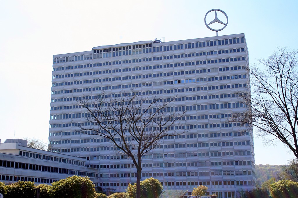Hochhaus des Bonn-Centers mit Leuchtreklame "Mercedes-Stern" (2015).