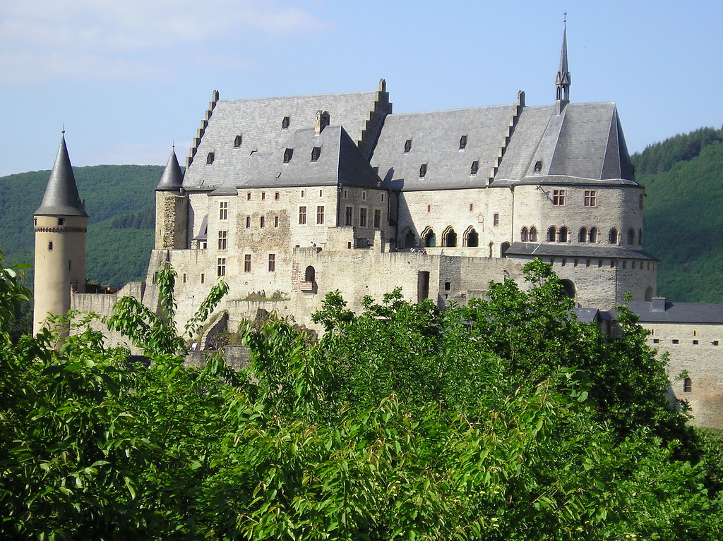 Burg Vianden im gleichnamigen Ort in Luxemburg, Ansicht von Süden her (2005)