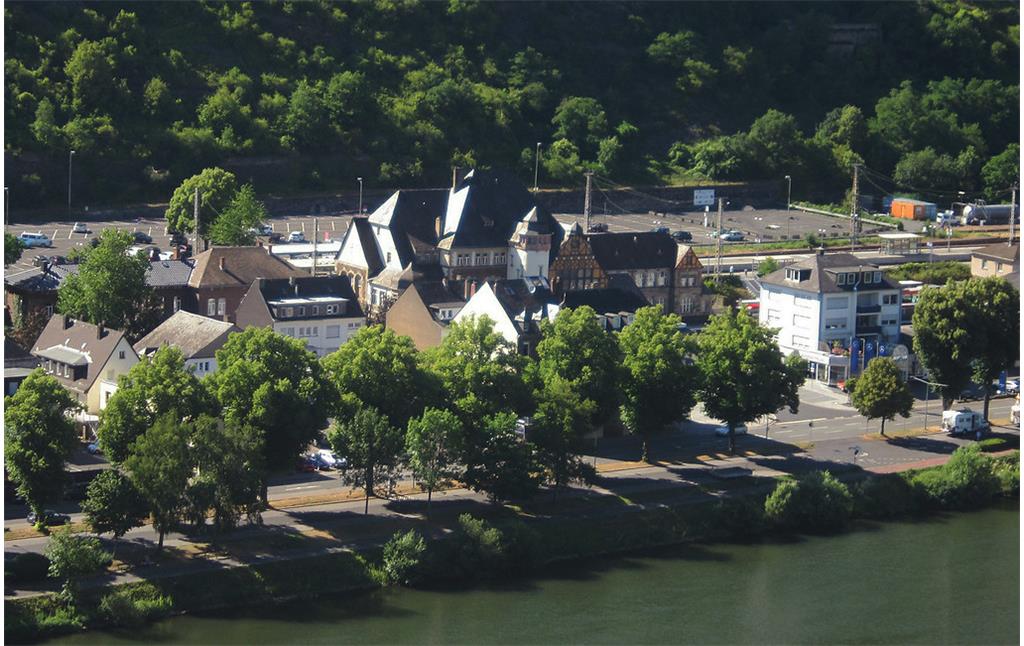 Der architekturhistorisch bedeutsame Cochemer Bahnhof an der Moselbahnstrecke Trier-Koblenz, ein Bruchsteinbau der Neurenaissance von 1900/02 mit kleineren Flügeln und Anbauten (2015).