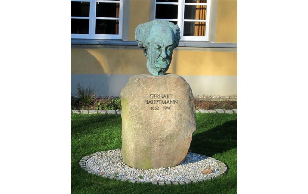 Denkmal für den schlesischen Dramatiker und Schriftsteller Gerhart Hauptmann (1862-1946) vor Haus Schlesien in Königswinter-Heisterbacherrott (2014)