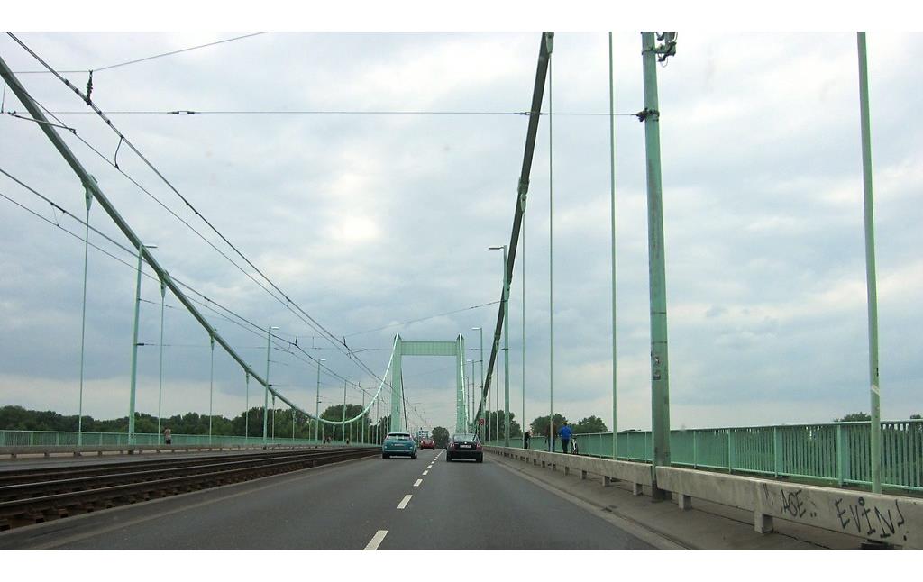 Fahrt über die Mülheimer Rheinbrücke in Richtung Riehl (2015).