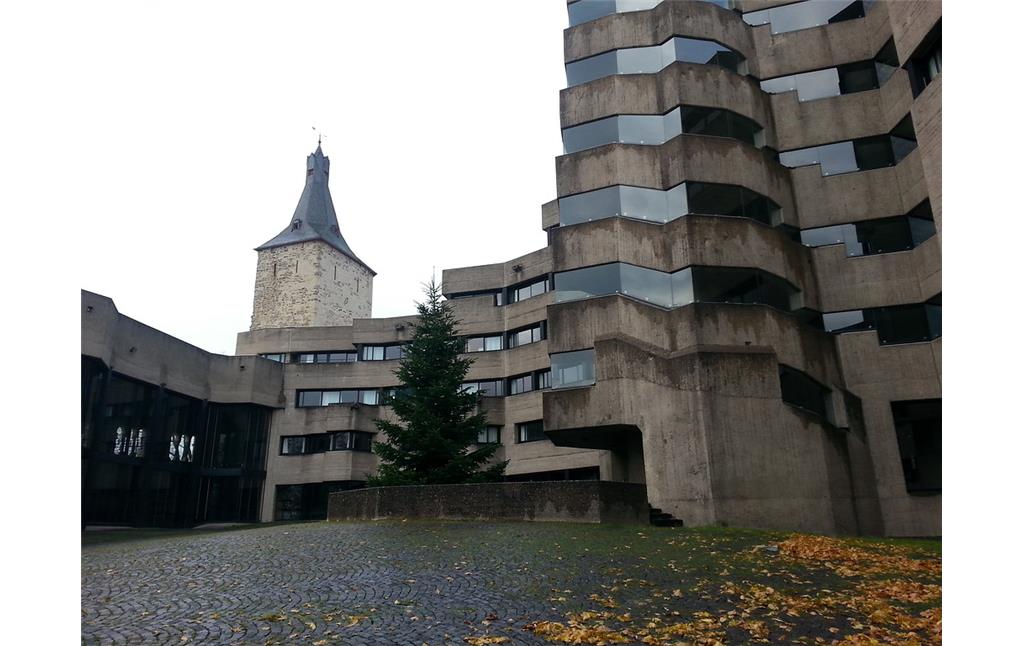 Städtisches Rathaus von Bensberg mit dem darin eingegliederten Burgturm der ehemaligen Burg Bensberg (2013)