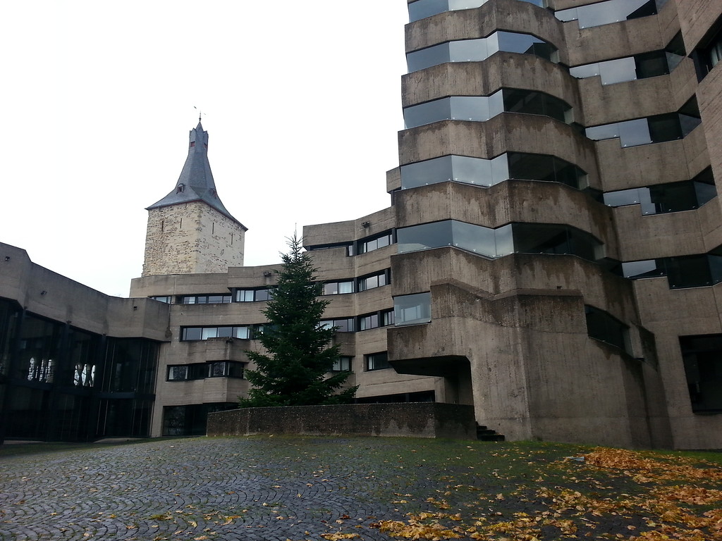 Städtisches Rathaus von Bensberg mit dem darin eingegliederten Burgturm der ehemaligen Burg Bensberg (2013)