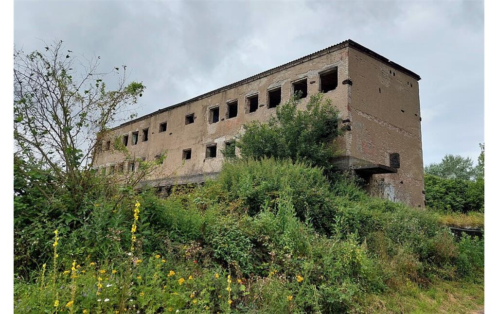 Die Ruine der früheren Heimschule am Laacher See bei Nickenich, Ansicht der Rückseite im Osten (2021).