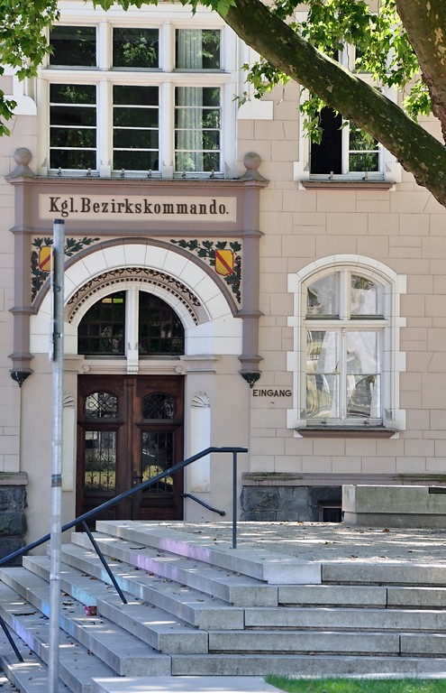 Gebäude des früheren "kgl. Bezirkskommando" an der Ecke Limitenstraße / Markt in der Innenstadt in Mönchengladbach-Rheydt (2017).