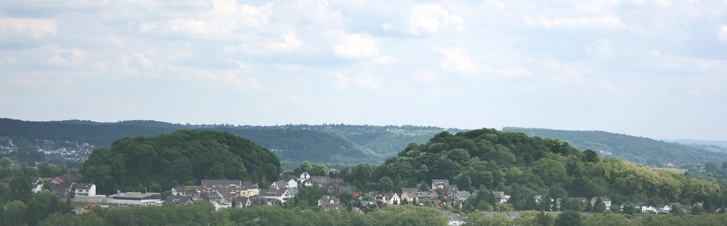 Panoramafoto: Wolsberg und Riemberg und der umgebende Siegburger Stadtteil Wolsdorf (2008).