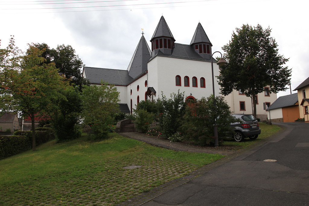 Die Katholische Pfarrkirche St. Appolonia in Bodenbach bei Kelberg (2011).