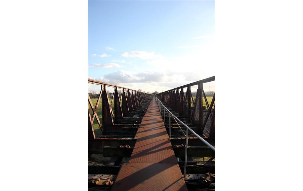 Der eingleisige Brückenkörper der Hochwasserbrücke der Griethausener Eisenbahnbrücke (2016)