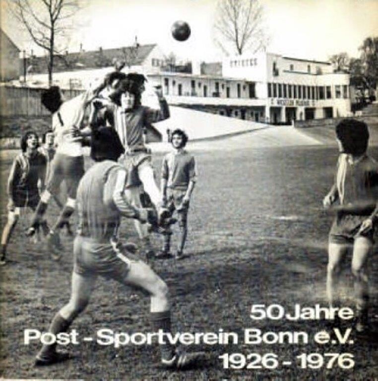 Szene eines Fußballspiels im Poststadion Bonn, aufgenommen anlässlich des Jubiläums "50 Jahre Post- und Sportverein Bonn e.V. 1926-1976".