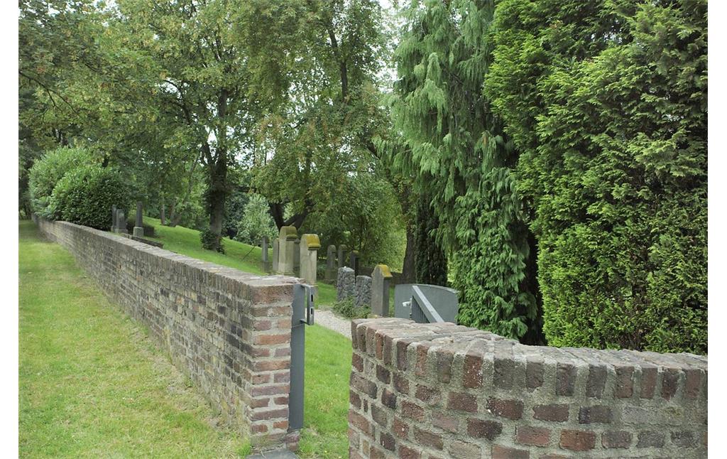 Die Friedhofsmauer des Jüdischen Friedhofs an der Krefelder Straße in Dormagen.