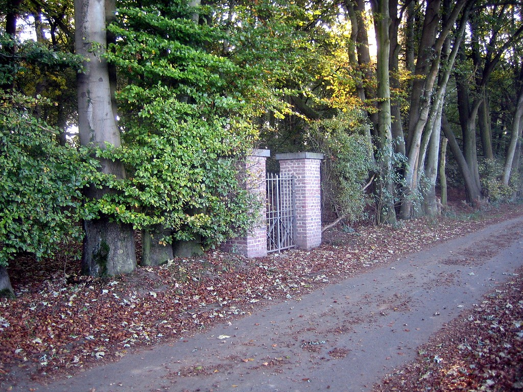 Tor des Judenfriedhofs in der Zisdonk (zwischen Donk, Beckershöfe und Neersen) in Willich-Anrath im Jahr 2011.