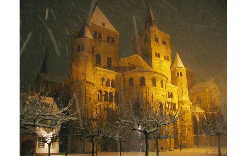 Der Trierer Dom im abendlichen Schneetreiben, rechts im Hintergrund die Liebfrauenkirche (2004)