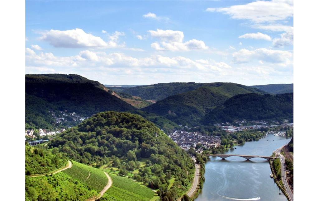 Blick auf den Zillesberg, die Mosel mit der Moselbrücke und den dahinterliegenden Ortsteil Treis (2022)