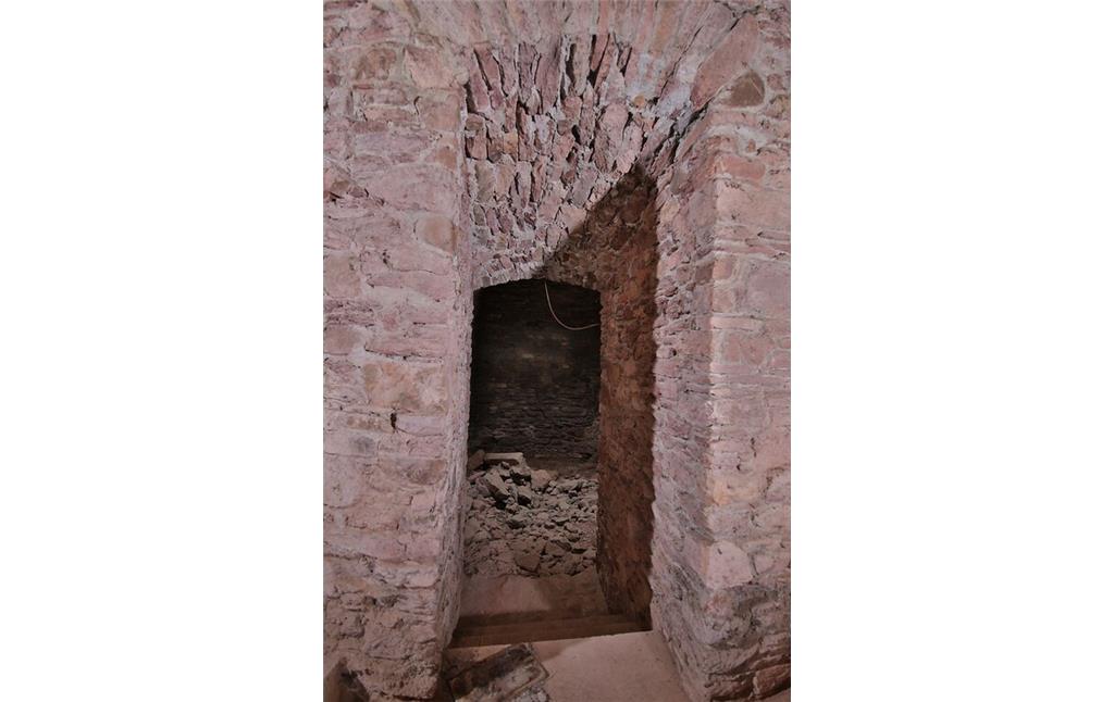 Zugang zum Turm der abgegangenen Burg in Laubenheim mit dem nachträglich gemauerten Türsturz (2021)