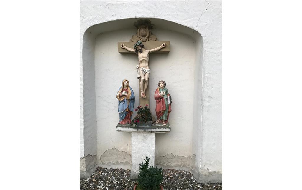 Kreuzigungsgruppe am Westgiebel des Pfarrhauses Berglicht (2022)