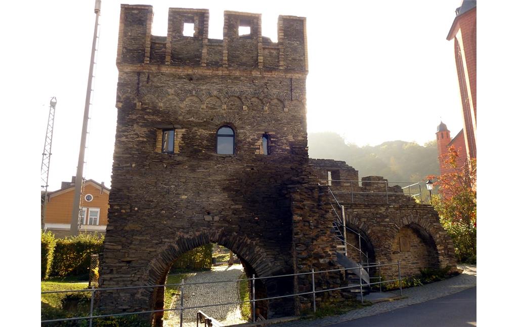 Der Zehnerturm der Befestigung Kirchhausen in Oberwesel mit zum Teil wieder aufgebautem Stadtmauerrest zu Anschauungszwecken (2016).