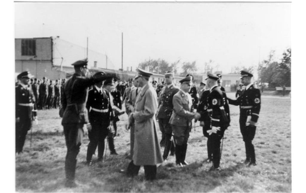 Historische Aufnahme: Adolf Hitler bei einer Ankunft auf dem Flughafen Hangelar bei Sankt Augustin (zwischen 1933 und 1945).