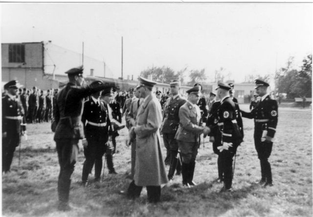 Historische Aufnahme: Adolf Hitler bei einer Ankunft auf dem Flughafen Hangelar bei Sankt Augustin (zwischen 1933 und 1945).