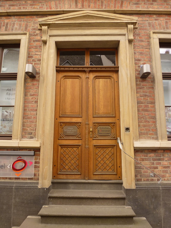 Kulturhaus in Oberwesel (2016): Unterhalb des dritten Fensters von links ist die Tür mit gefelderten Oberlichtern aus der Bauzeit im Mauerwerk verankert.