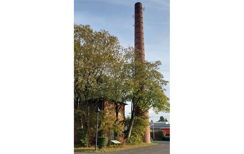 Außenbereich und alter Industrieschornstein der früheren Gesenkschmiede Hendrichs, LVR-Industriemuseum Solingen (2023).