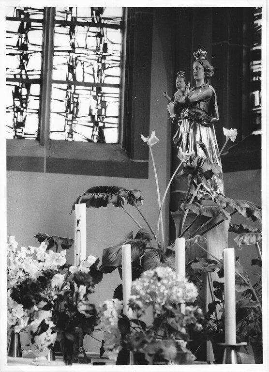 Lange Zeit stand das Gnadenbild der Himmelskönigin Maria in der Seitenkapelle der Wallfahrtskirche Berglicht (1950er Jahre)