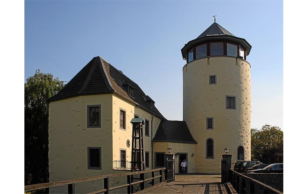Zugang zur Burg Lülsdorf in Niederkassel von Norden aus (2010).