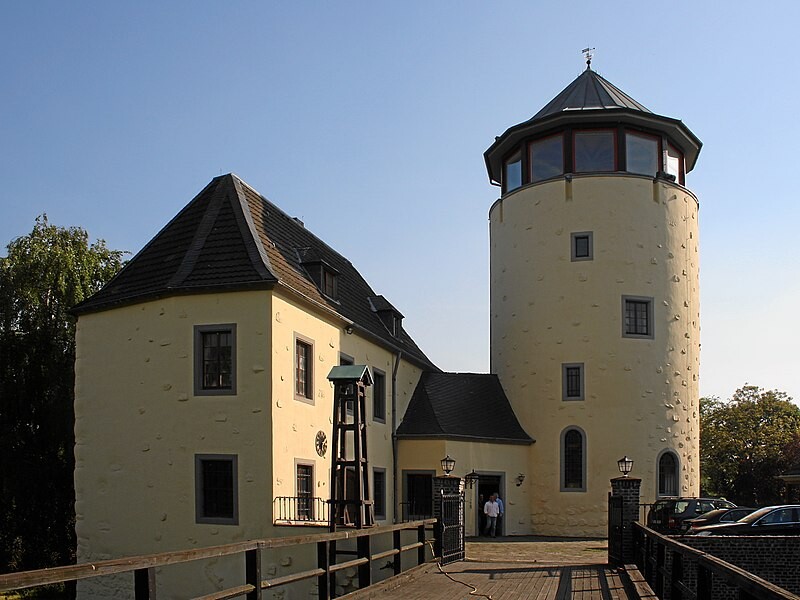 Zugang zur Burg Lülsdorf in Niederkassel von Norden aus (2010).